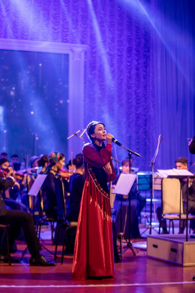 Munisa Hudaybergenova singing on stage as part of the Broadway and Beyond program in Turkmenistan